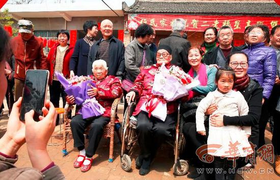 百岁夫妻过生日近百儿孙来祝寿 老人爱打麻将_手机新浪网