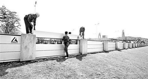 工人正在搭建铝合金挡洪板