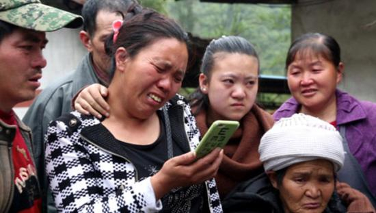 与付贵视频通话的一家人。（来自澎湃新闻网）