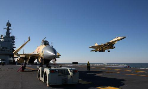 　　2012年11月，歼15在辽宁号航母上成功起降