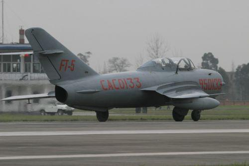 　　1966年5月8日，中国第一种喷气式歼击教练机歼教5首飞成功