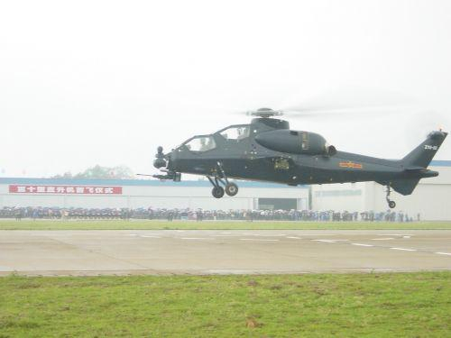 　　2003年4月29日，直10首飞成功