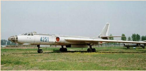 　　1968年12月，采用国产涡喷-8发动机的轰6飞机飞上蓝天