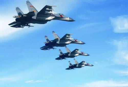 　　2009年国庆60周年阅兵，歼11飞机飞过天安门，接受党和人民检阅