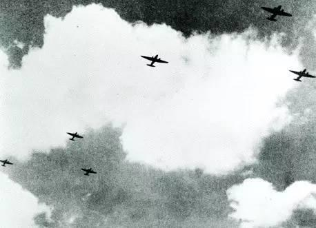 　　1949年10月1日，17架缴获的飞机参加了开国大典阅兵仪式。