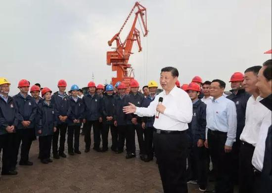 &nbsp; &nbsp; 习近平来到铁山港公用码头实地察看。工人们纷纷围拢过来，向总书记问好。习近平同大家亲切交谈。