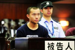 　　广州中院对过失致老人死亡的何某进行宣判。　　信息时报记者　　陈引　　通讯员　　罗伟雄 摄