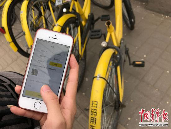  对于难以修补的车牌，李冬雨会进行报修，请运维人员处理。中国青年报·中青在线记者 李想/