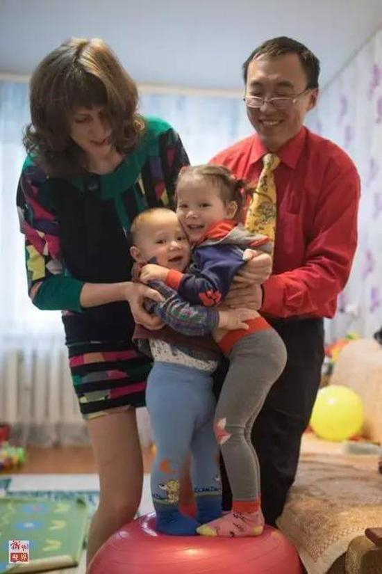 黄少衡一家人在饭后玩耍（4月16日摄）。