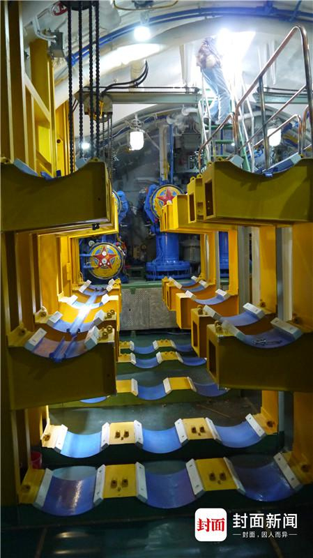 鱼雷舱。前面是鱼雷架，红色五星标识处是鱼雷发射管，右上角是进舱口。