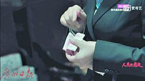 电视剧《人民的名义》中的花式点钞手法受追捧，贪官藏钱数额也随之备受关注。（剧照）