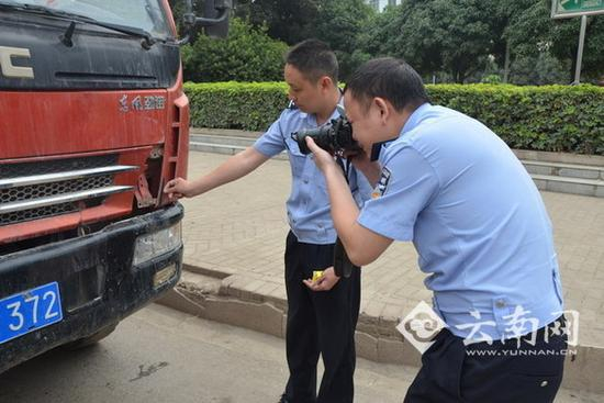 　　民警对肇事车辆调查取证