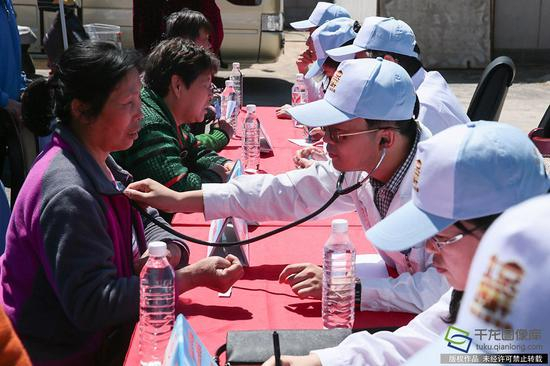 　　4月23日，由中共北京市委宣传部、首都文明办主办的“2017北京榜样”大型主题活动在延庆区刘斌堡村启动。图为来自301医院的徐国纲医生为村民义诊（图片来源：tuku.qianlong.com）。千龙网记者 李贺摄