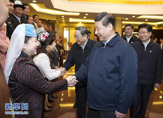 　　2014年4月30日上午，正在新疆考察工作的中共中央总书记、国家主席、中央军委主席习近平在乌鲁木齐接见劳动模范和先进工作者、先进人物代表，并同他们座谈。这是习近平与劳动模范和先进工作者、先进人物代表亲切握手。新华社记者 谢环驰 摄