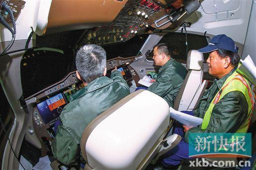 C919首飞机组的5人是从20多个优秀飞行员中挑选出来的，图中是其中的三位成员