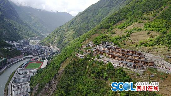 航拍雪山村（摄影 喻茂）