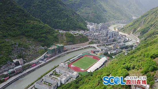航拍雪山村（摄影 喻茂）