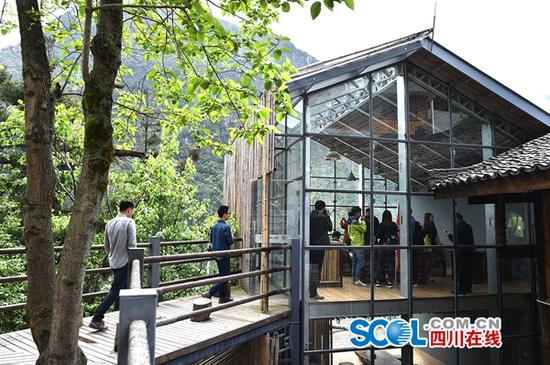 走进宝兴雪山新村