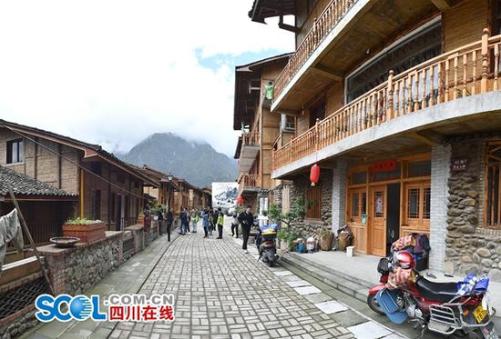 雅安宝兴雪山新村靠发展民宿旅游走上了幸福生活