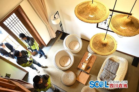 走进宝兴雪山新村