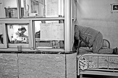 　　护士的值班室紧挨着病人的病床