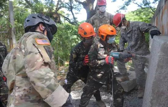 5月12日，菲美军队在菲律宾的马赛赛堡举行地震抗灾救援演习。