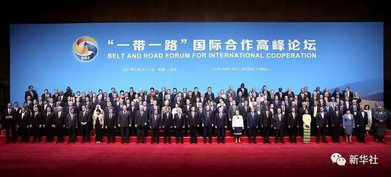 　5月14日，国家主席习近平同出席“一带一路”国际合作高峰论坛的代表们合影。新华社记者 庞兴雷 摄