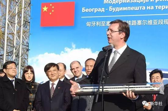 2015年12月23日，在塞尔维亚诺维萨德举行的匈塞铁路塞尔维亚段启动仪式上，塞尔维亚总理武契奇致辞。新华社发（内马尼亚·恰布里奇摄）