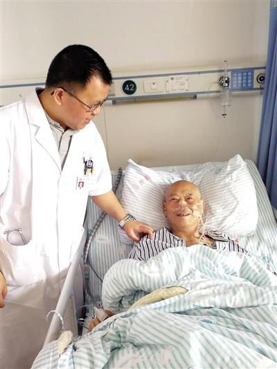 医生在询问唐先 生是否还有腹痛。