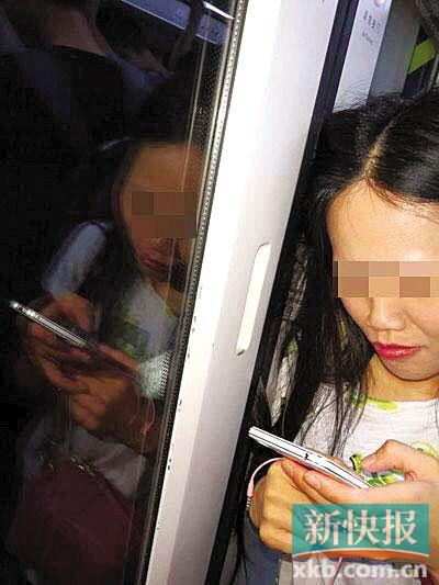 　　■女子乘坐地铁时因抢门，头发被列车车门夹住。 （网友李先生供图，请联系本报获取稿酬。）