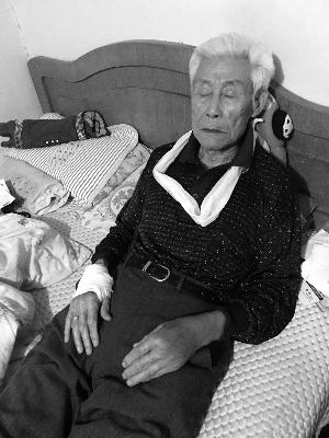 　　85岁老人游玩挂彩而归