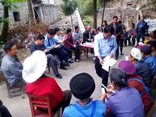 安德礼参加易地扶贫搬迁共商会。（资料图片）