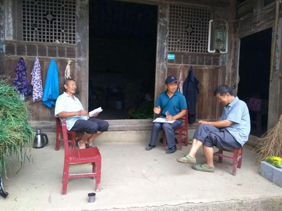 安德礼（中）与贫困户交流