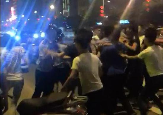 现场视频显示，涉恶团伙先后出动了数十名“马仔”到场，对廉江警方飞虎队员进行殴打，并涉嫌将警方所抓获的涉案疑犯抢走。截屏图&nbsp;