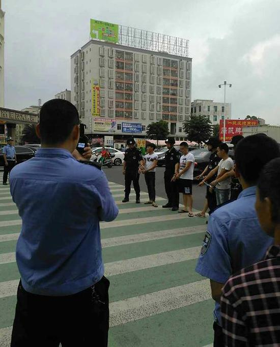 落网的部分疑犯在指认现场。广州日报图&nbsp;