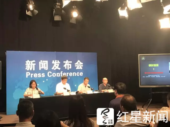 ▲来自南水北调系统的干部正在全国领导干部媒介素养培训基地进行新闻发布会的模拟演练