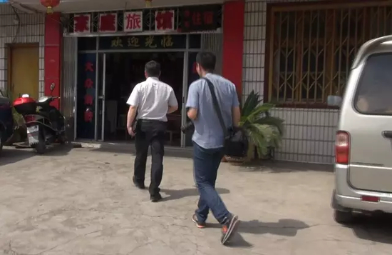 （皇天不负有心人，民警终于在一家小旅馆发现她们的踪迹）&nbsp;