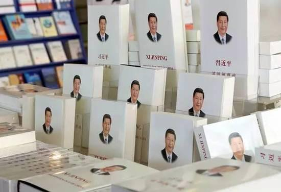 2014年11月9日，《习近平谈治国理政》一书在新西兰奥克兰举行的中国图书联展上展出。新华社发（彼得·德兰摄）