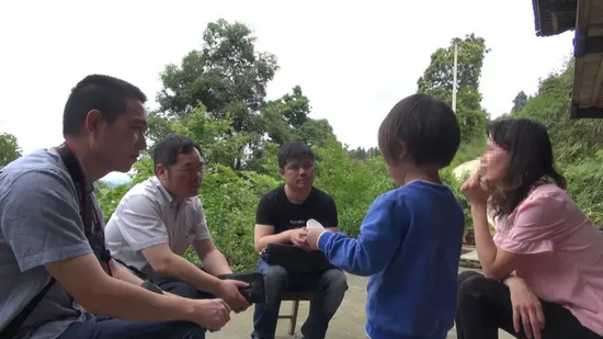 （民警和母女俩谈话，了解情况）&nbsp;