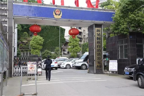 （为找到这母女俩，萧山公安民警一行来到当地公安局）&nbsp;