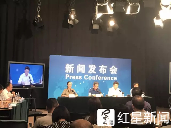 ▲来自南水北调系统的干部正在全国领导干部媒介素养培训基地进行新闻发布会的模拟演练