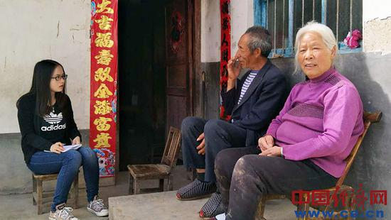图为经济日报·中国经济网记者李华林采访陈绍喜和他饱受风湿折磨的老伴