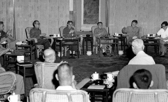 1977年8月4日早晨，邓小平在人民大会堂，主持召开了科学和教育工作座谈会。就是在这次会议上，邓小平果断决策，恢复中断10年的高考制度。