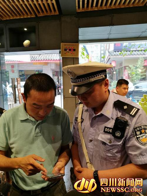 图为民警正在茶叶市场中寻找失主线索