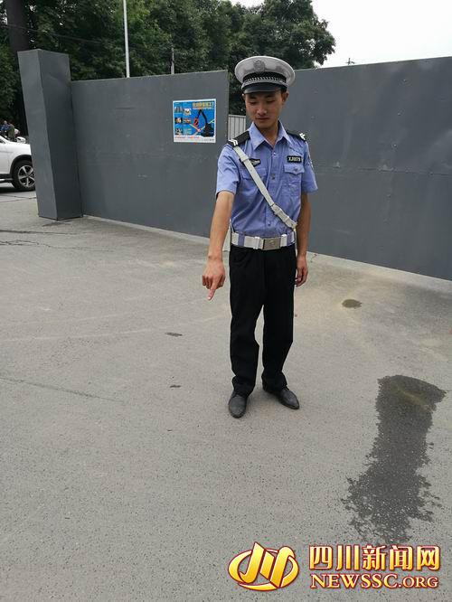 图为胡阳以及他捡到钱的地方