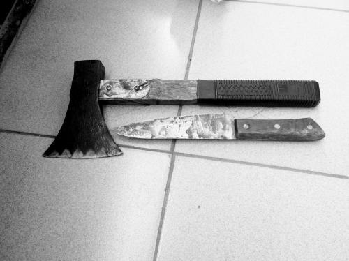 作案用的匕首和斧头