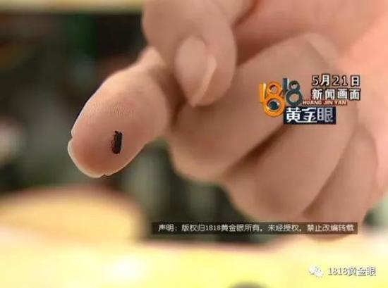 沈师傅：“肯定是那个瓶子在没有清洗之前，有污垢掉进去，然后在清洗瓶子的时候，工人没有清洗干净。”