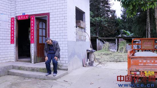 王顺江努力地抬起头送别我们