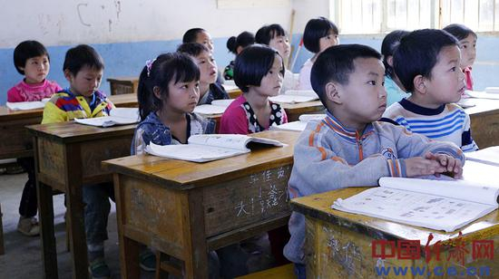 后坝完小的孩子们在专注地听讲