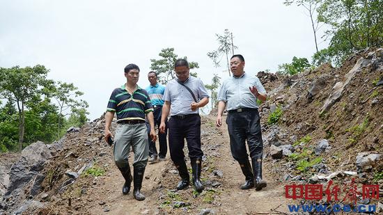 村第一书记胡万祥（右一）调研修路事宜